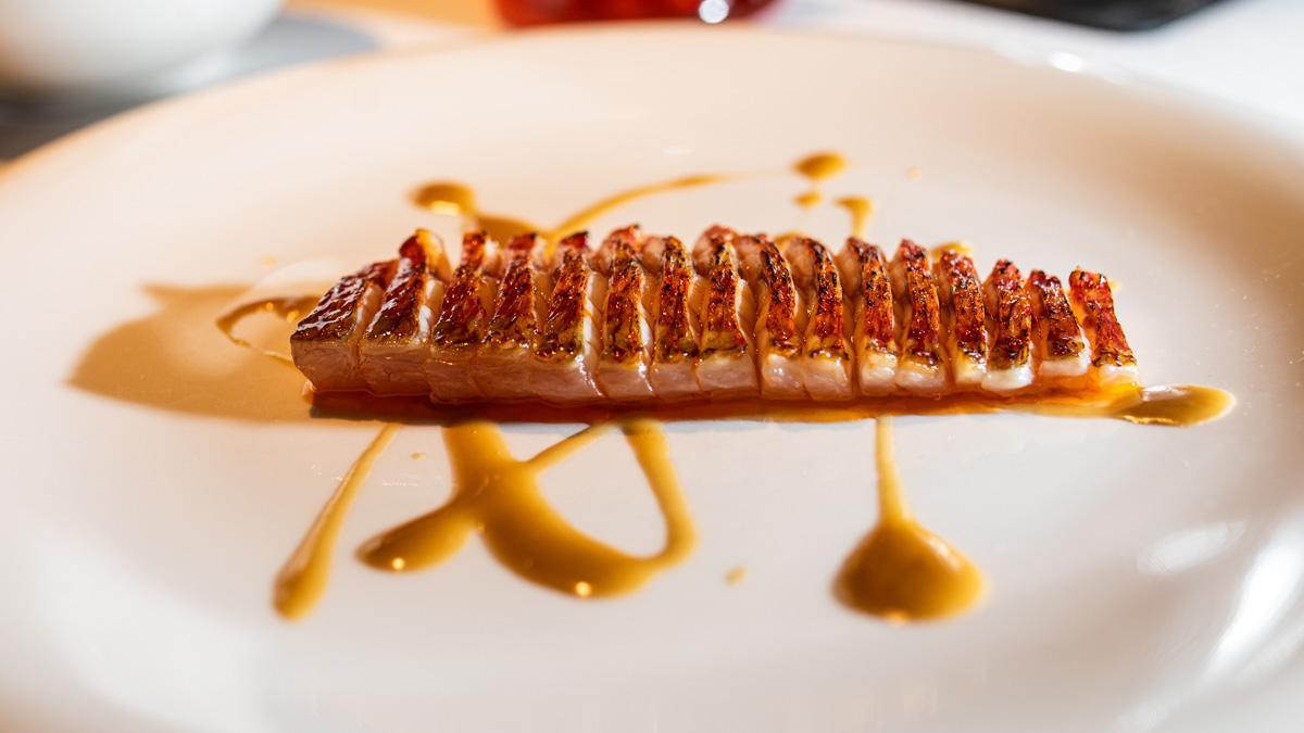 Salmonetes con mayonesa de miso y caracolas.