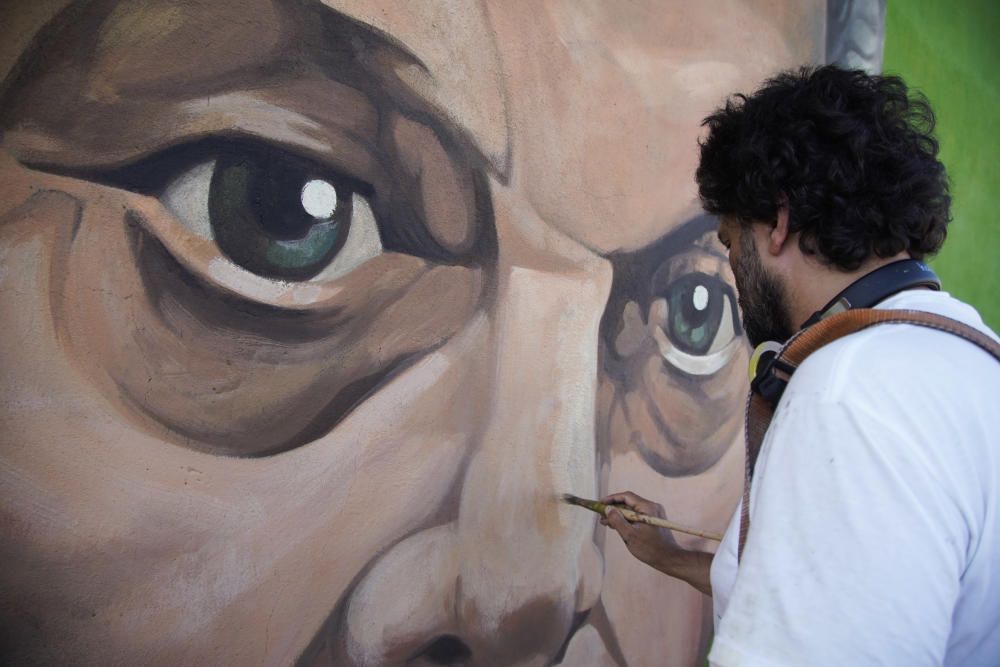 Carlos Adeva junto a su mural de Antonio Pedrero.