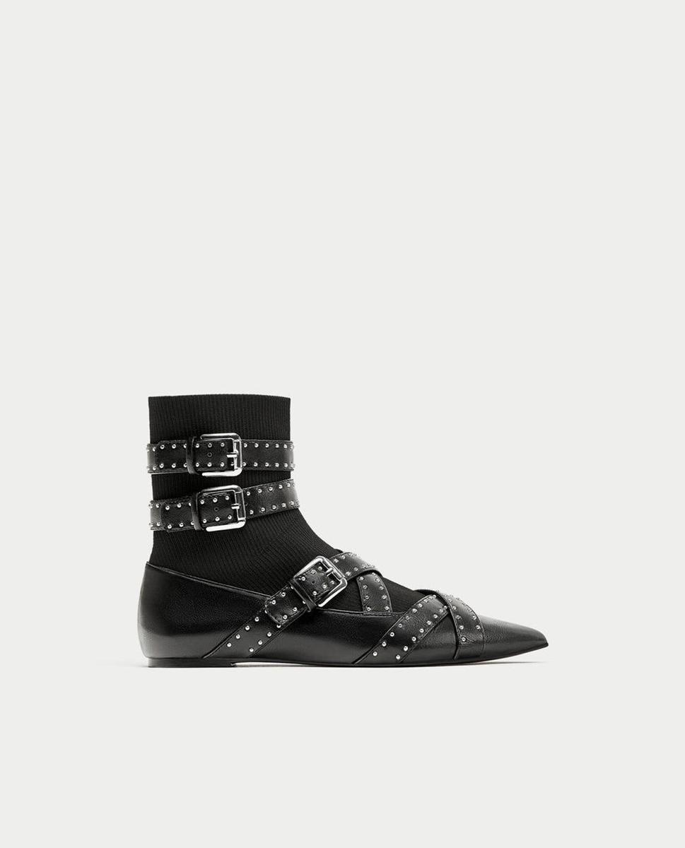 Zapatos planos con hebillas y calcetín de Zara