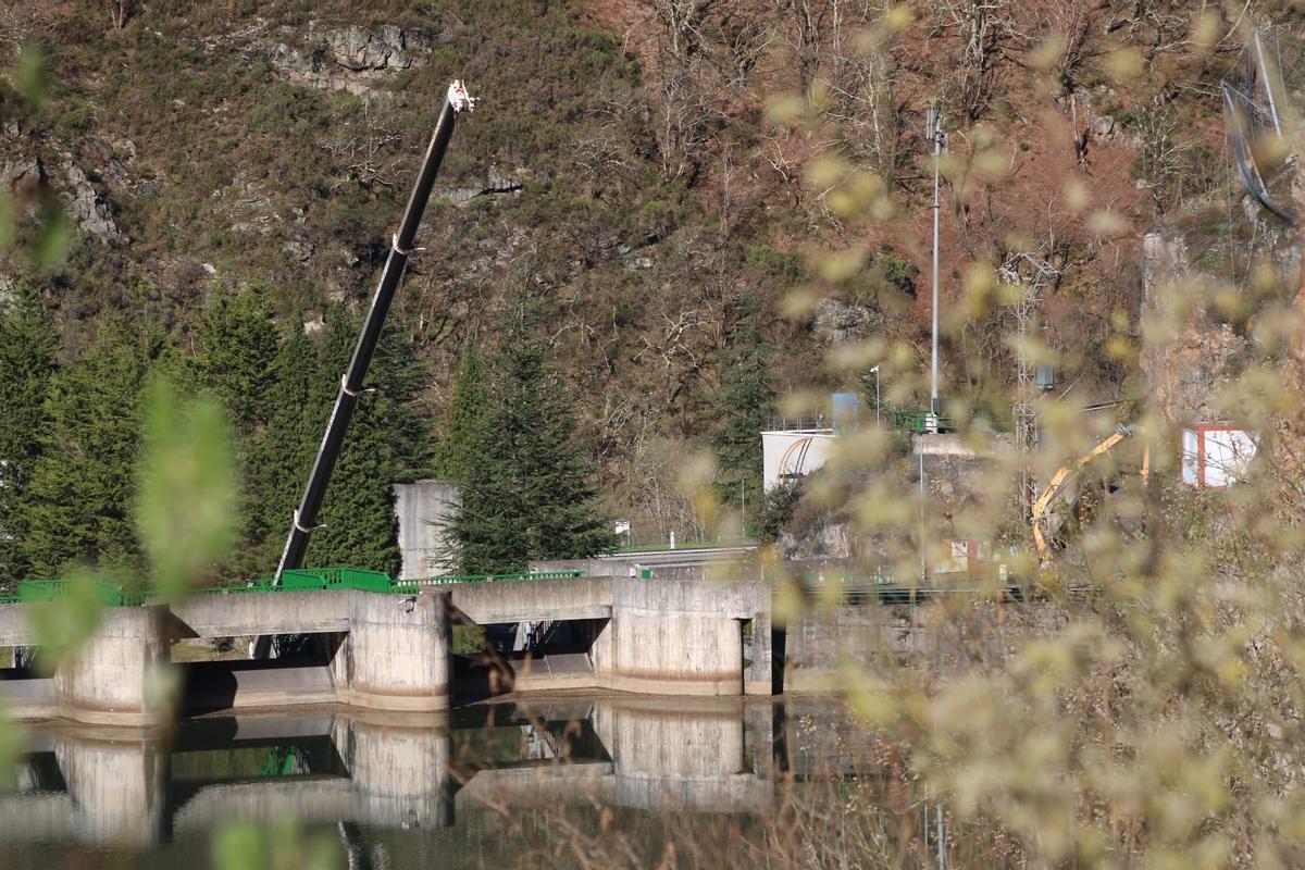 Una grúa en la presa de Rioseco, la zona donde se desarrollan los trabajos.