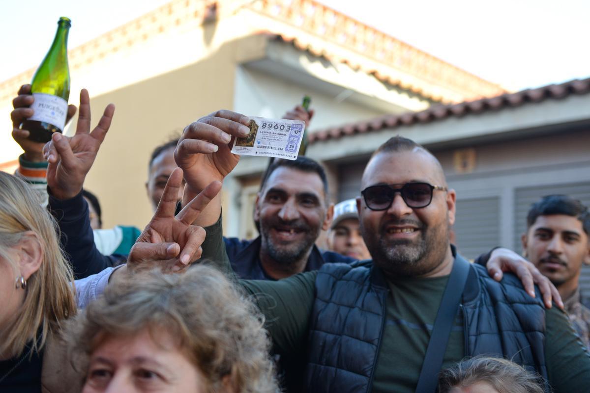 Agraciados con el primer premio del Sorteo Extraordinario de la Lotería del Niño celebran su suerte en el supermercado Alexis del barrio del Culubretde Figueres al que la administración n º 1 de L’ Escala le ha vendido parte del primer premio del Sorteo E