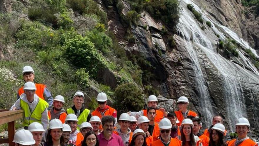 Los alumnos ourensanos tras su visita a las instalaciones / xeal