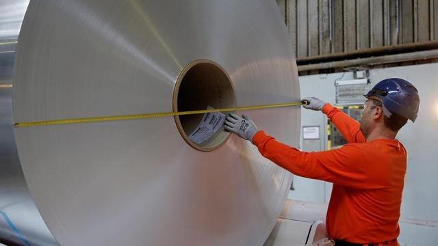 MAS VALOR A worker mesures the diameter