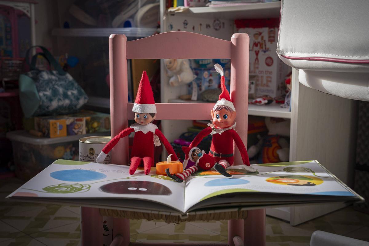 Los elfos navideños, en el cuarto de la hija de Yolanda González.