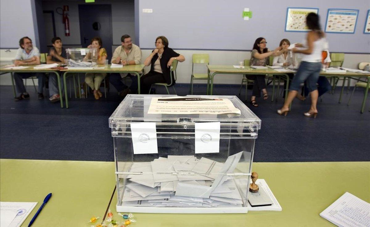 Poca afluencia en una de las mesas de votación el día del referéndum del Estatut. La participación se quedó en un 48,9%. 