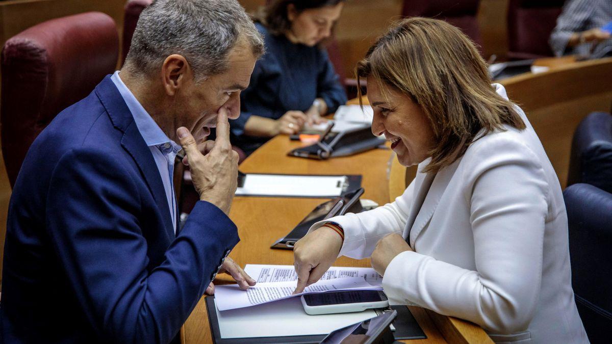 Cantó hace un gesto a la presidenta de los populares valencianos, Isabel Bonig.