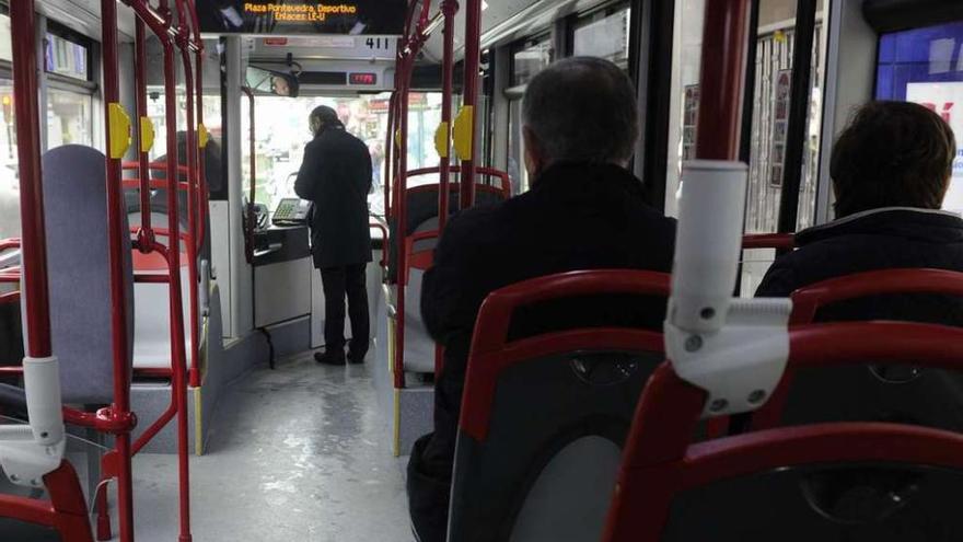 Interior de uno de los nuevos autobuses de la Compañía de Tranvías.