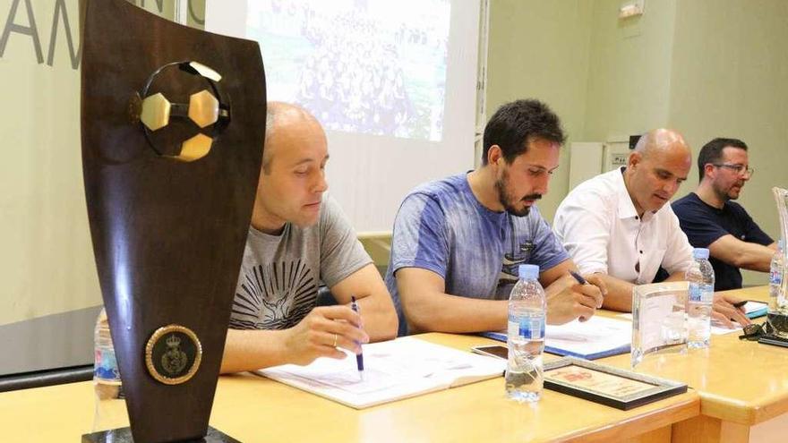 El trofeo de campeones de la fase de ascenso presidió la mesa de la directiva.