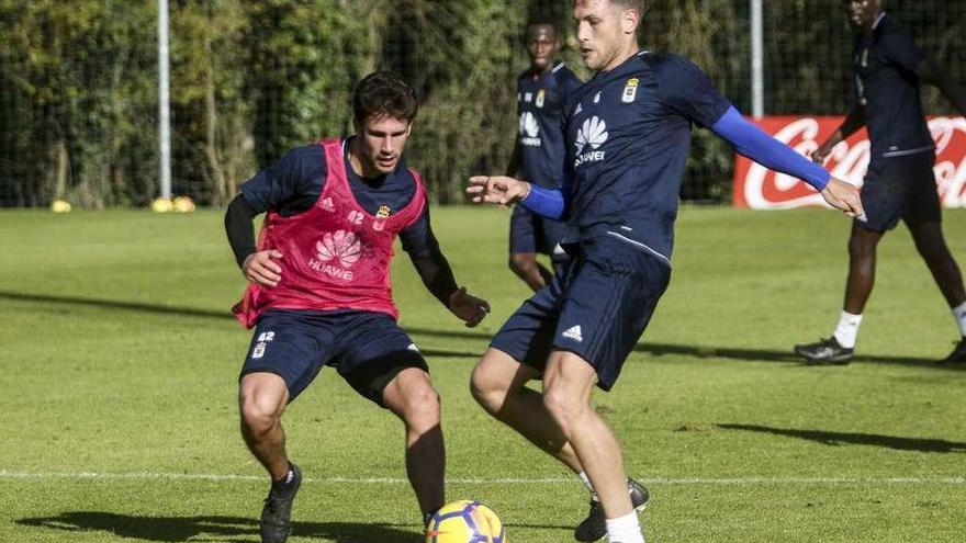 Carlos Hernández, a la derecha, presionado por Jimmy.