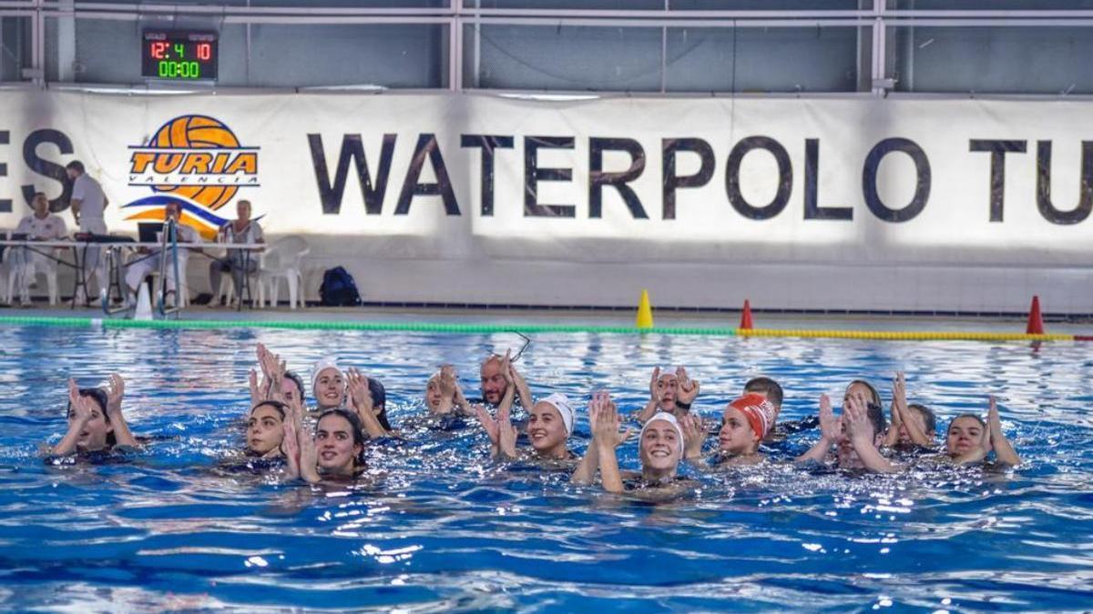 Celebración de las jugadoras del Waterpolo Turia en la Piscina de Natzaret