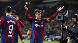 Sergi Roberto celebra uno de sus dos goles al Almería en Montjuïc.