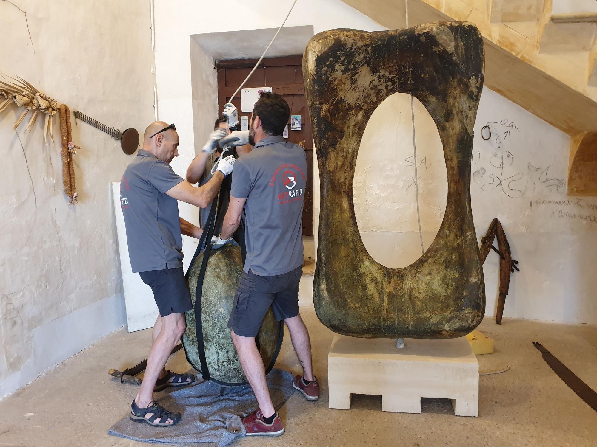 Secuencia del laborioso montaje de los moldes de ‘Monument’, colocados junto al dibujo preparatorio de la pieza en Son Boter.