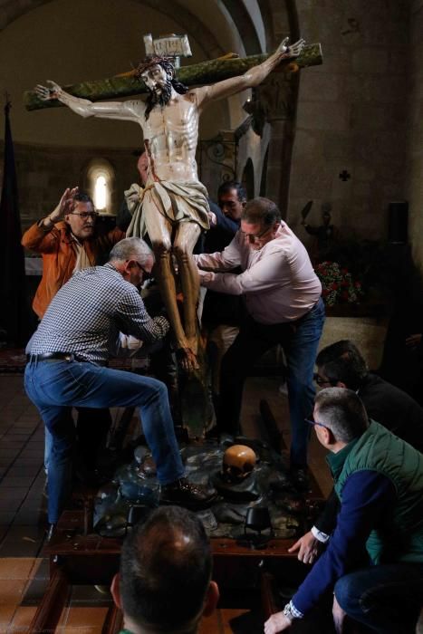 Preparativos del Cristo del Amparo para las Capas