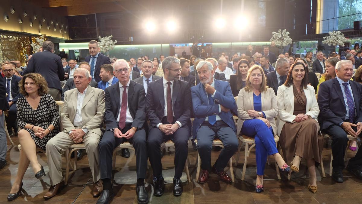El presidente de Fecoam, Santiago Martínez, conversa con el delegado del Gobierno, Francisco Lucas, este viernes en la Asamblea General.