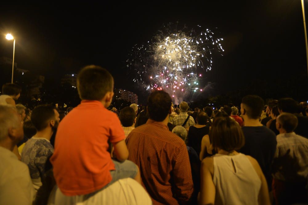 El castillo lanzado desde el puente del Ferrocarril despide las fiestas con la tradicional cascada y la limitación del aforo en la ladera