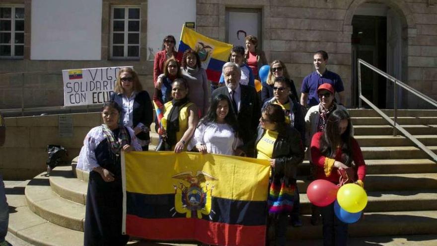 El cónsul Adriano Marques de Magallanes y el grupo de ecuatorianos, ayer en el Marco. // Fdv