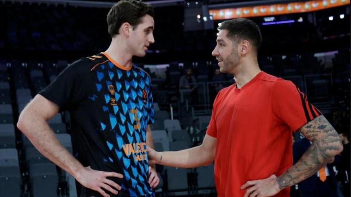 Nate Reuvers y el extaronja Stefan Jovic, en su primera visita al Roig Arena.