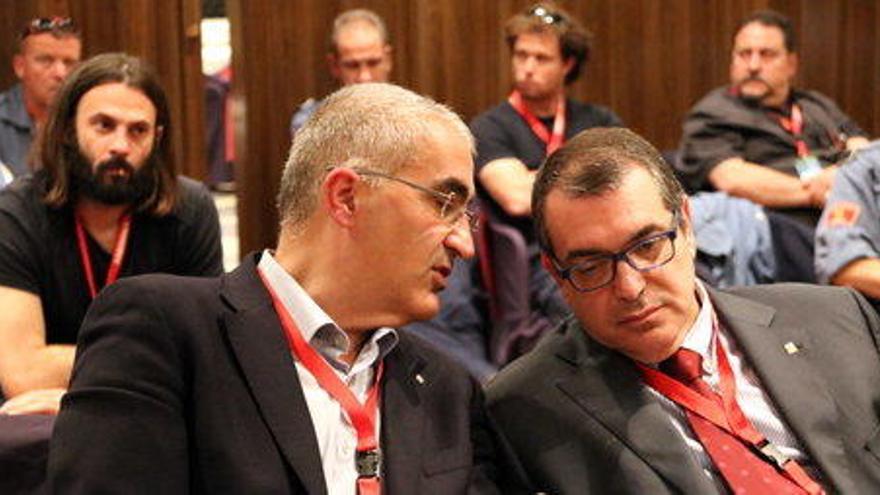 El conseller d&#039;Interior, Jordi Jané, parlant amb el director general de Bombers, Juli Gendrau, al Congrés
