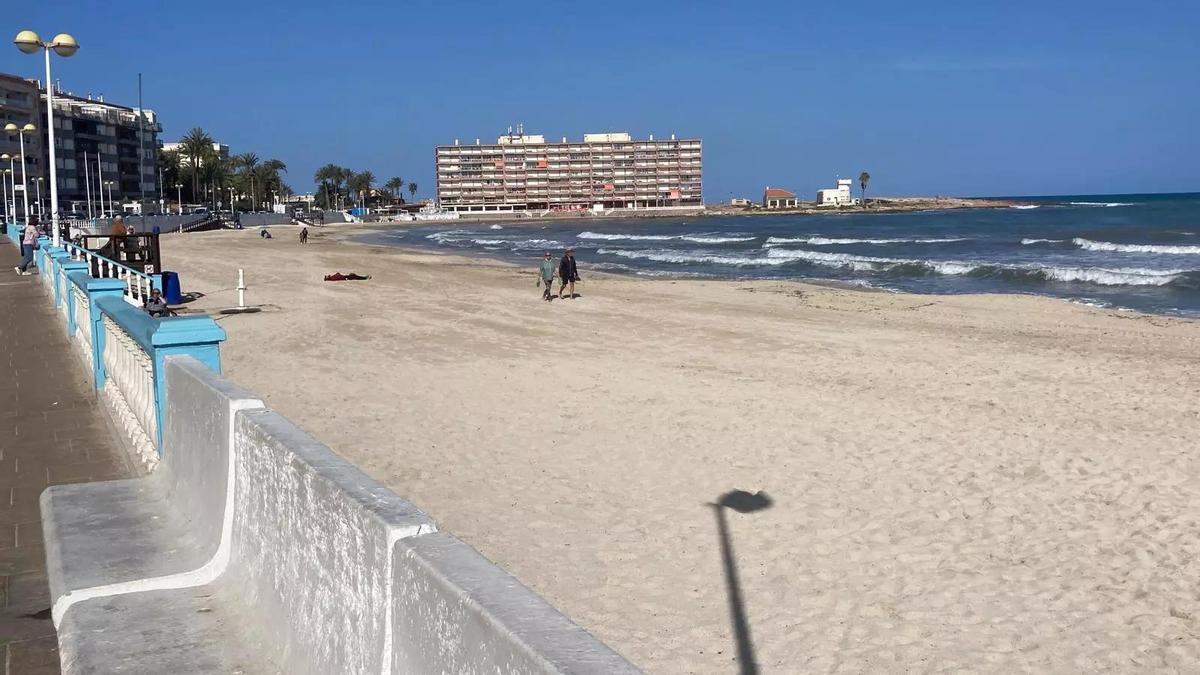 Aspecto actual de la playa de Los Locos y su paseo con balaustrada. El proyecto contempla una transición escalonada entre la playa y el nuevo paseo