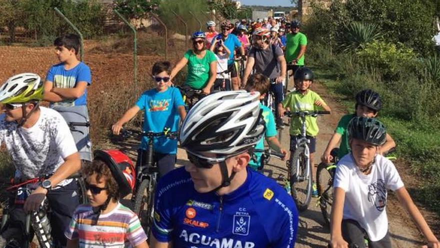 Diada ciclista en familia en Maria de la Salut