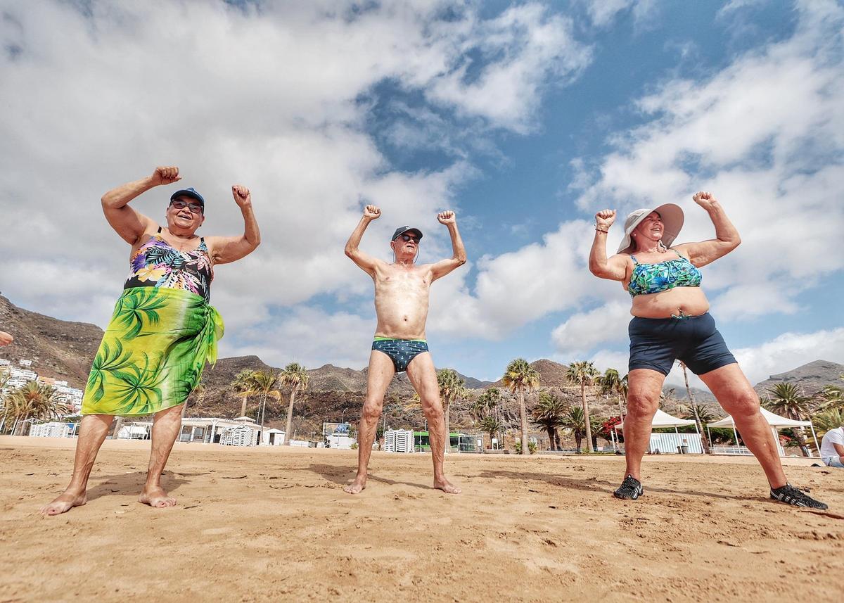 Los mayores van a la playa de Las Teresitas con Santa Cruz Vital