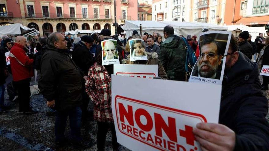 Manifestantes, ayer, en la concentración en la plaza Mayor.