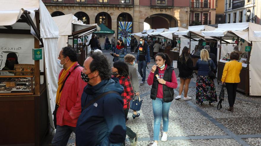 Caen un 30% las ventas en los mercadillos de la plaza Mayor y Begoña