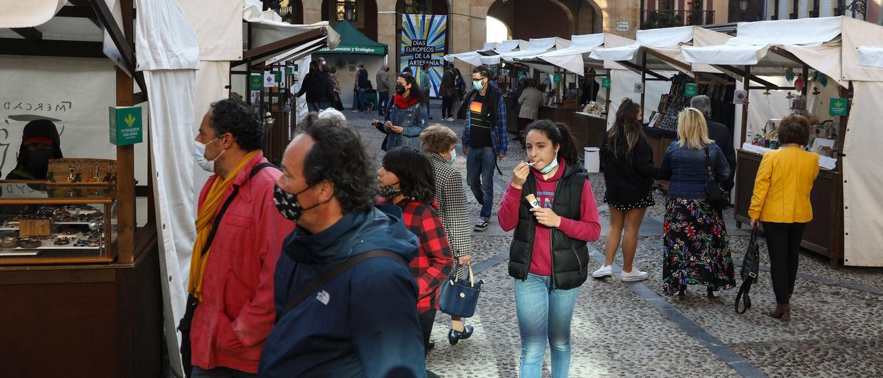 Visitantes, ayer por la tarde, en el Mercado ecológico y artesano de la plaza Mayor.