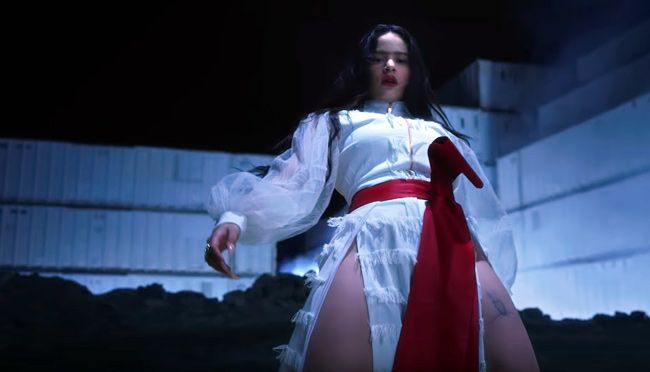 Rosalía en el vídeo 'A palé'