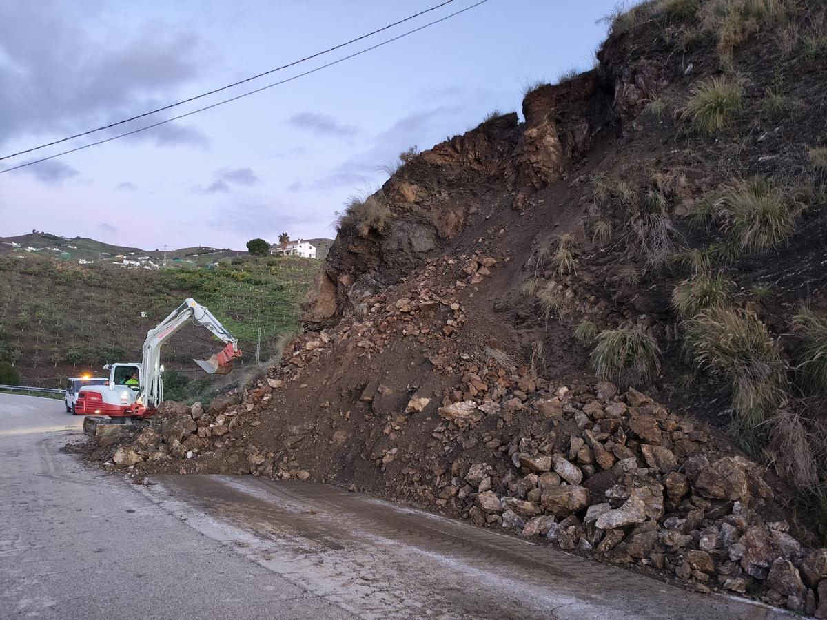 MA-3112 en Almáchar afectada tras el deslizamiento de un talud