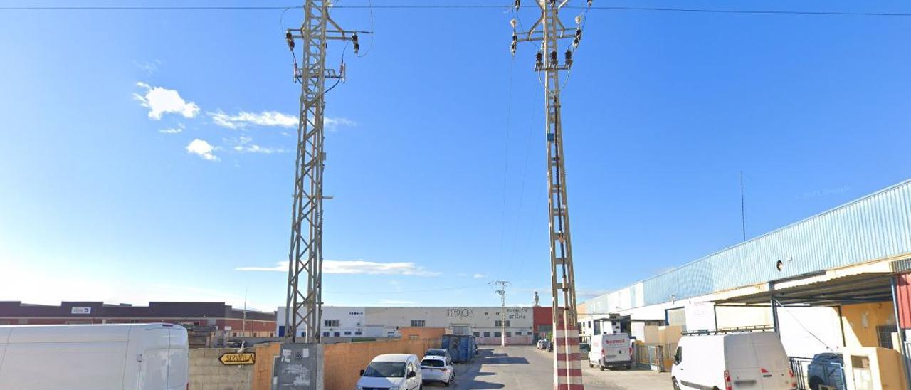 Torres eléctricas en medio de la calle del Moble del polígono Carrascal Oest de Beniparrell.