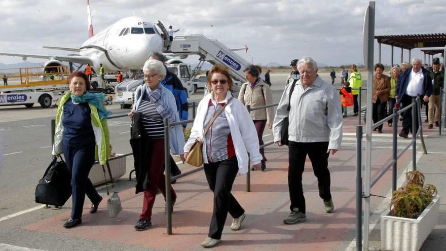 Turistas austriacos desembarcan en San Javier en una imagen de archivo