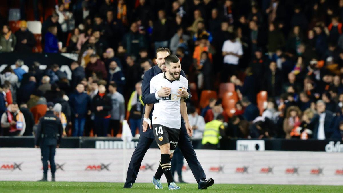 Gayà, junto a Baraja y los capitanes, jugó un papel fundamental en los días previos para levantar a los jóvenes del impacto emocional que supuso quedar eliminado de la Copa del Rey en Mestalla