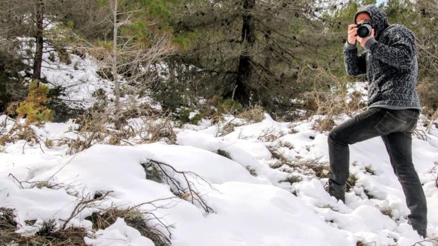 Algunos excursionistas han subido a la Sierra de Aitana a contemplar y fotografiar el manto blanco.
