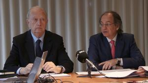 El presidente de Colonial, Juan José Bruguera (i), y el consejero delegado, Pere Viñolas (d), en rueda de prensa.