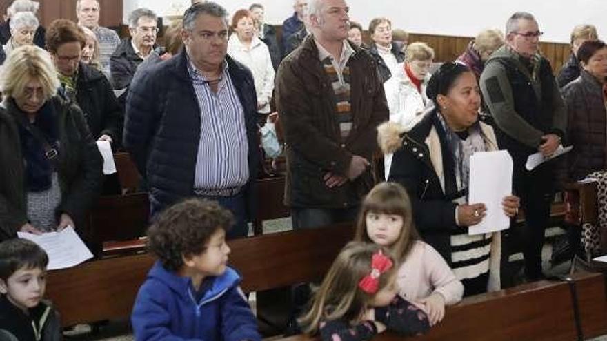 Fieles en la iglesia de San Andrés de Ceares.