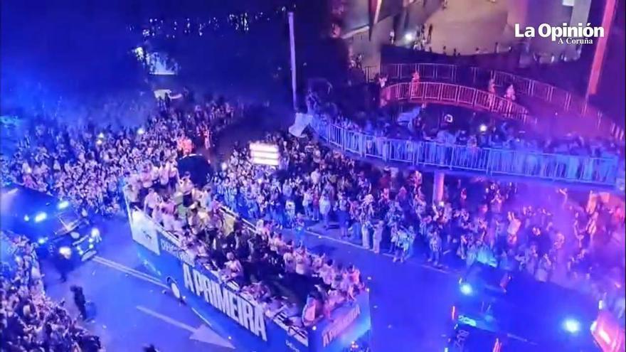 Así fue la salida de los jugadores en el bus descapotable que los lleva de Riazor a Cuatro Caminos