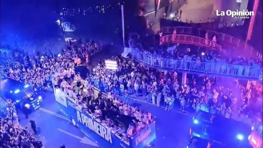 Así fue la salida de los jugadores en el bus descapotable que los lleva de Riazor a Cuatro Caminos
