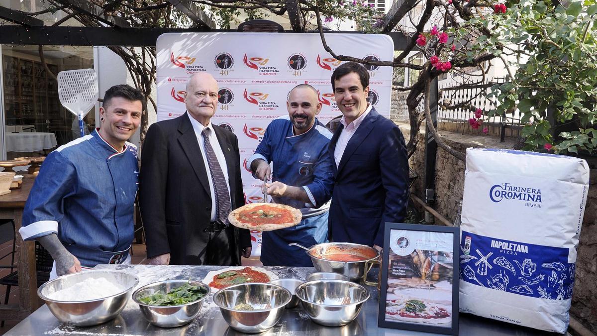 Antonio Pace, president de l'AVPN, i Lluís Coromina, director general de Farinera Coromina, amb dos pizzers italians.