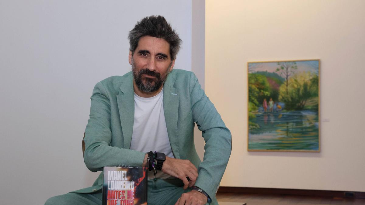 Manel Loureiro nos cuenta desde la exposición de Elisa Abalo, en la sede Afundación de Vigo, de qué trata su nuevo libro «Antes de que todo cambie»