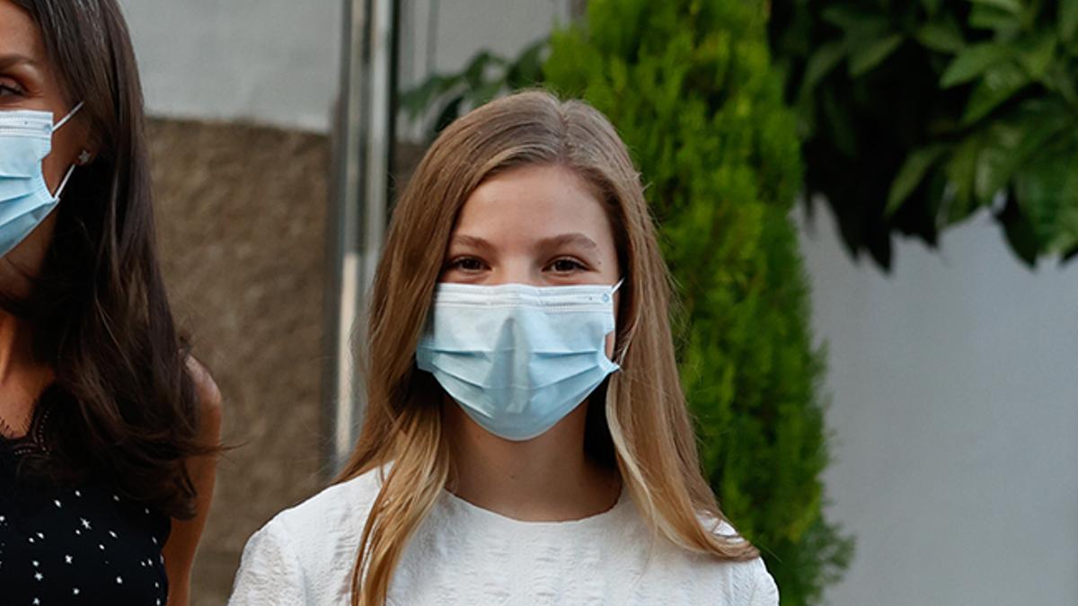 La infanta Sofía posa con mascarilla y vestido blanco