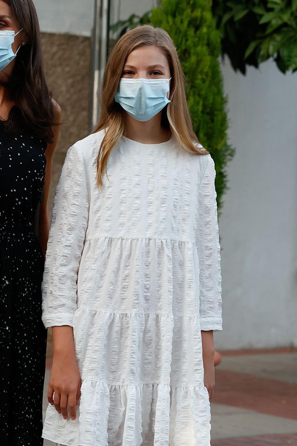 La infanta Sofía posa con mascarilla y vestido blanco