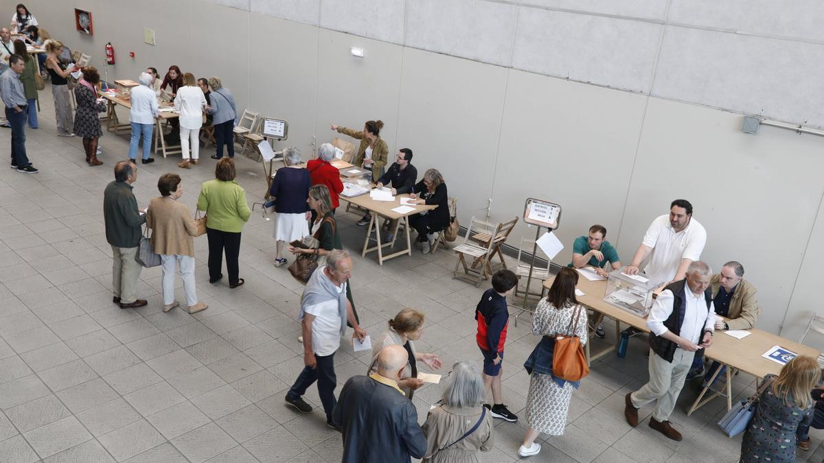 Más de 300.000 asturianos han votado hasta las dos de la tarde y la participación supera en siete puntos porcentuales la de 2019