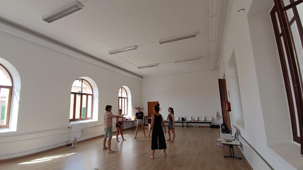 Taller de artes escénicas en Sineu: "el teatro me hace sentir libre"