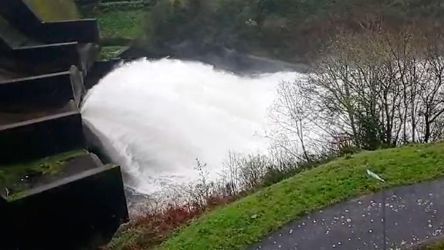 El embalse del río Umia, a rebosar tras las intensas lluvias.