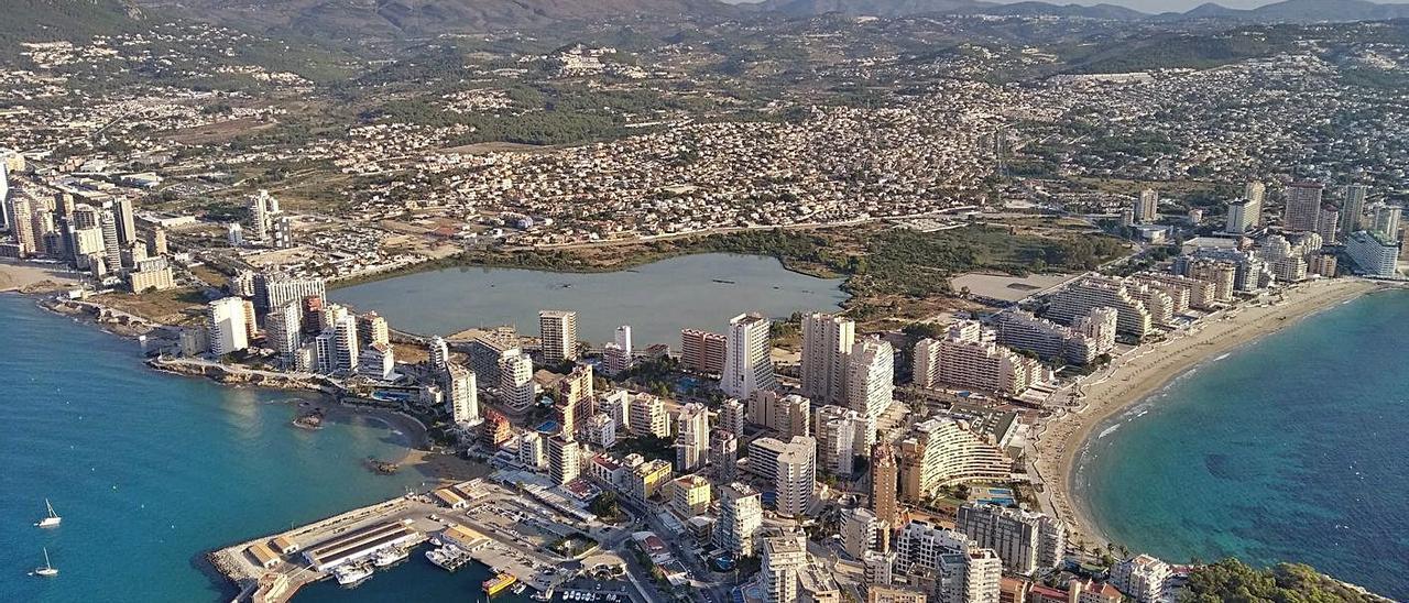 Al fondo, las sierras del sur de la Marina Alta observadas desde la cima del Penyal d’Ifac de Calp. | A. P. F.