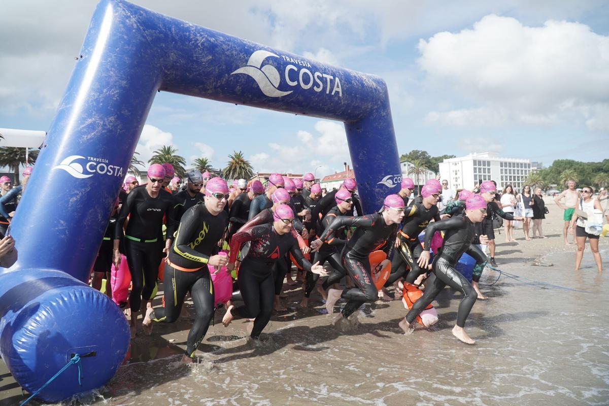 La prueba de natación en aguas abiertas contó con salida y llegada en la playa de Santa Cristina.