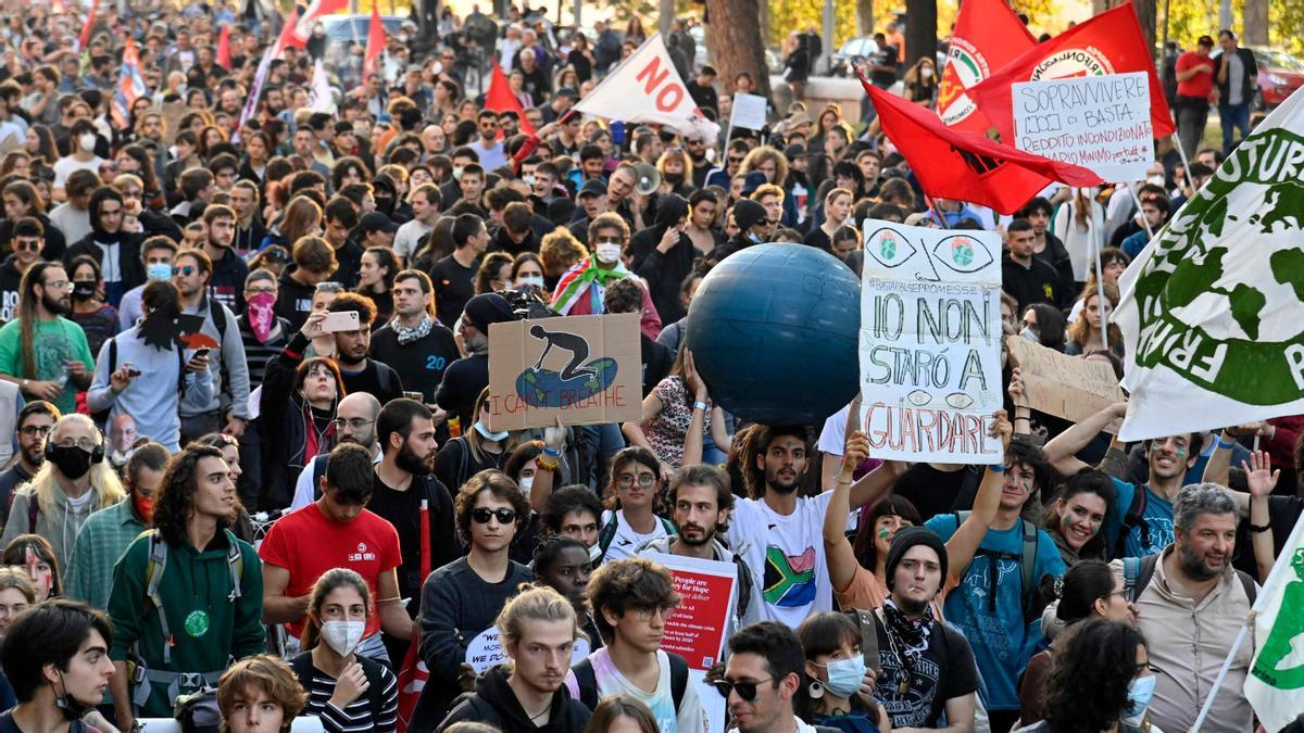 Protesta contra la Cumbre de Líderes Mundiales del G20 el 30 de octubre de 2021 entre la Pirámide de Cestio y el Circo Massimo en Roma.