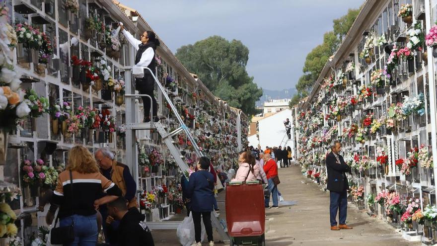 Sentimientos comunes, flores y respeto en una jornada de gran afluencia a los cementerios de Córdoba