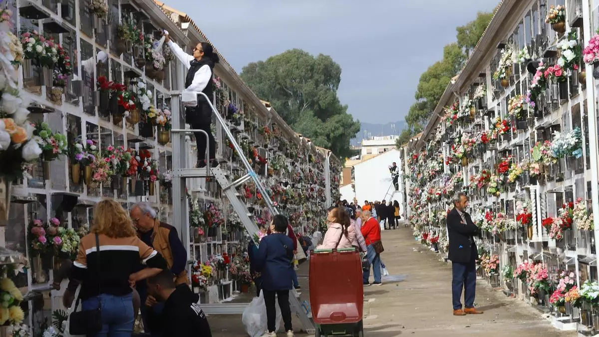 Sentimientos comunes, flores y respeto en una jornada de gran afluencia a los cementerios de Córdoba